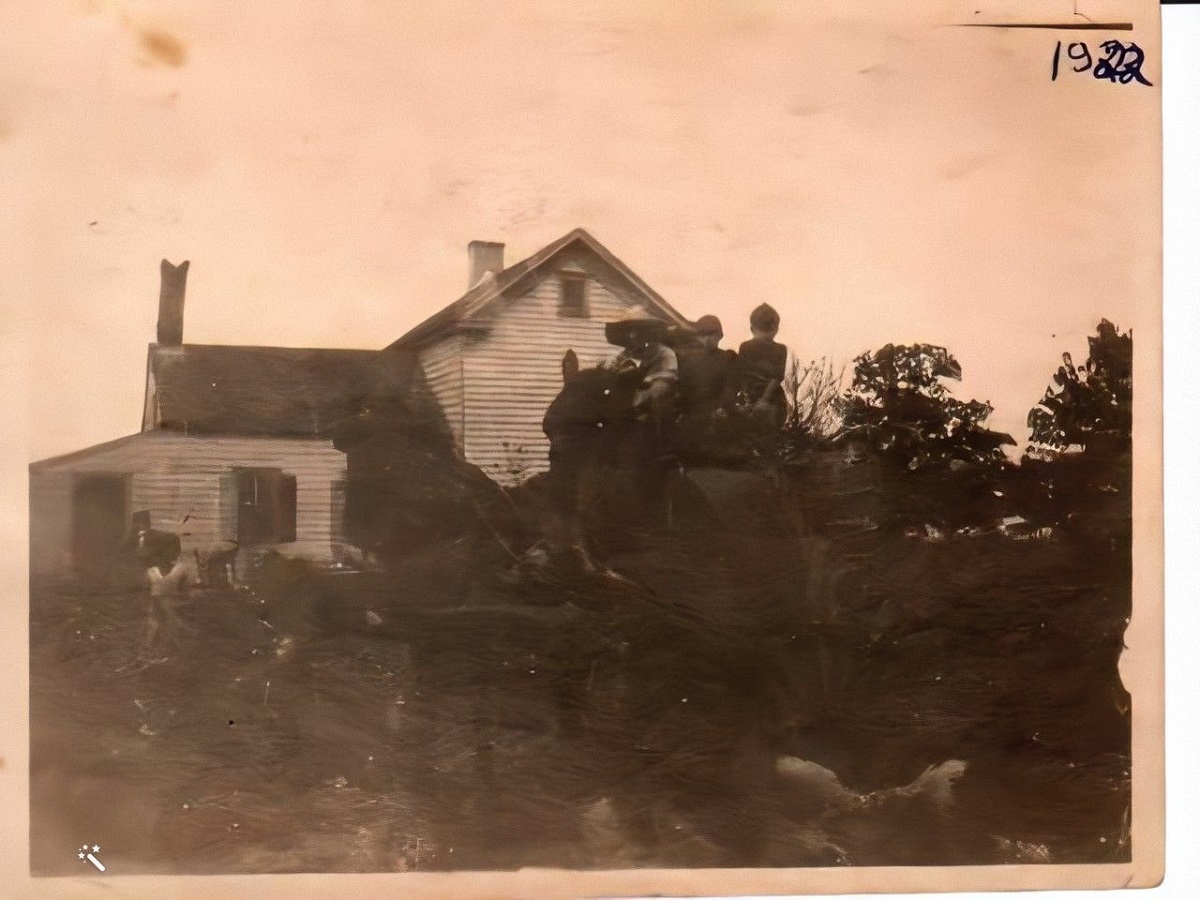 Jim and Eve Lanzaro visit the Farmhouse in Morganville 1922